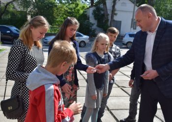 Дітям-сиротам Здолбунівської громади вручили сертифікати на отримання подарунків