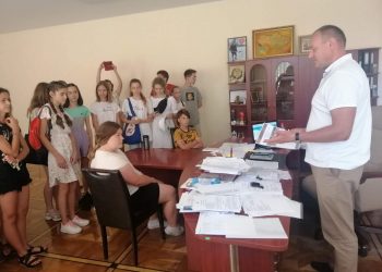 Міську раду відвідала активна учнівська молодь денного табору «Лідер сьогодні – лідери завжди»