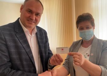 Здолбунівський міський голова отримав елітний квиток Товариства Червого хреста