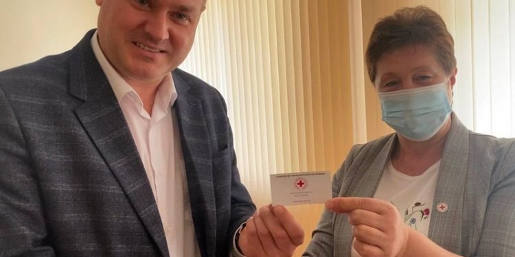 Здолбунівський міський голова отримав елітний квиток Товариства Червого хреста