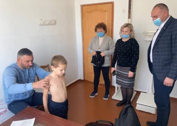 Лікар-реабілітолог взявся за поставу школярів Здолбунівської громади