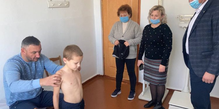 Лікар-реабілітолог взявся за поставу школярів Здолбунівської громади