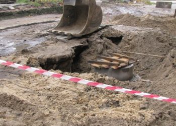 По вул. Віли у місті Здолбунів стався прорив тепломережі