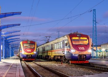 Послуги з перевезення залізницею та авіатранспортом на Гіді