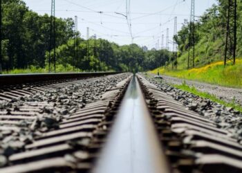 Увага: самовільне зайняття земельних ділянок у смузі відведення залізниці заборонено